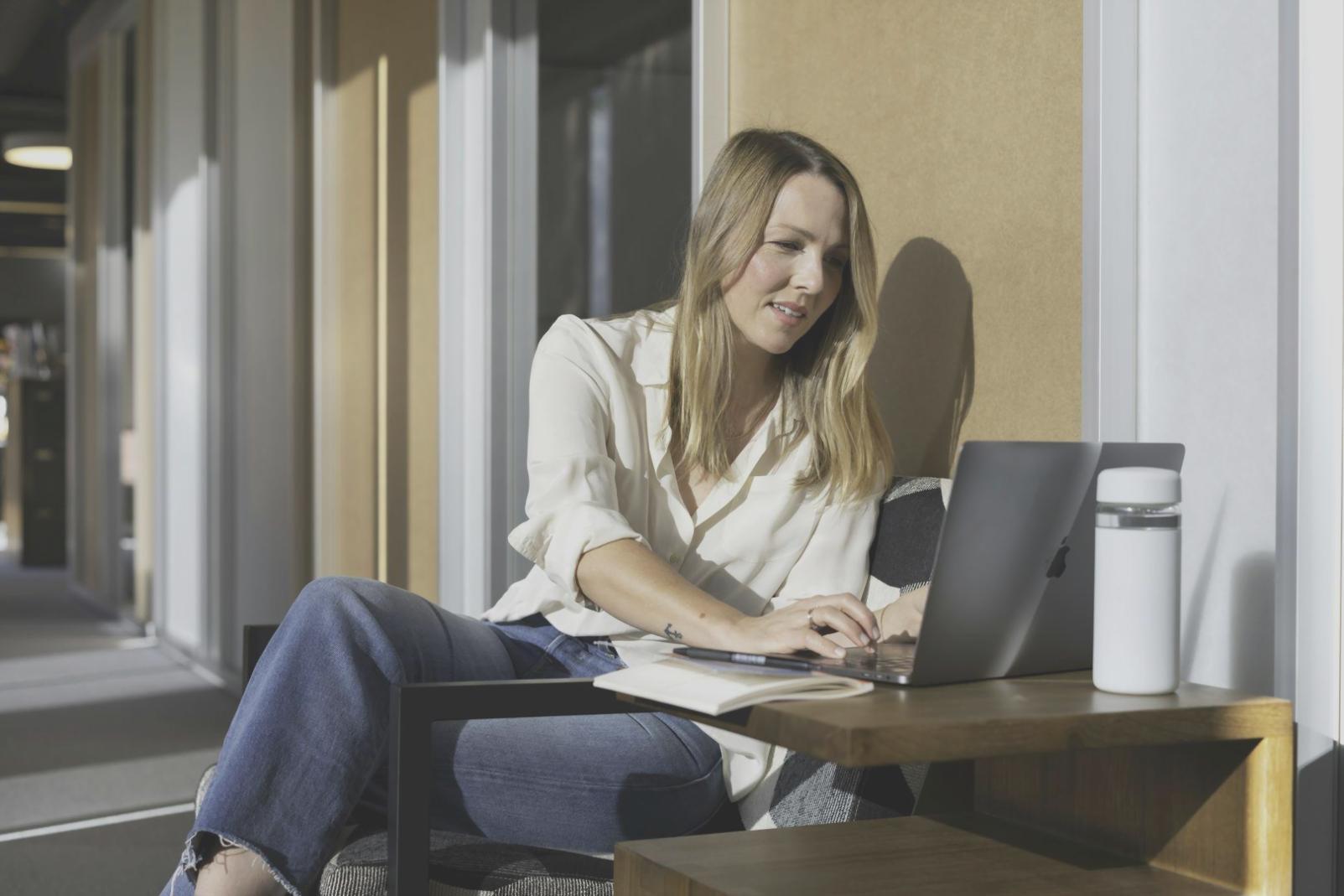 Professionelle Finanzberatung - Moderne Büroumgebung mit Blick auf Investmentanalysen