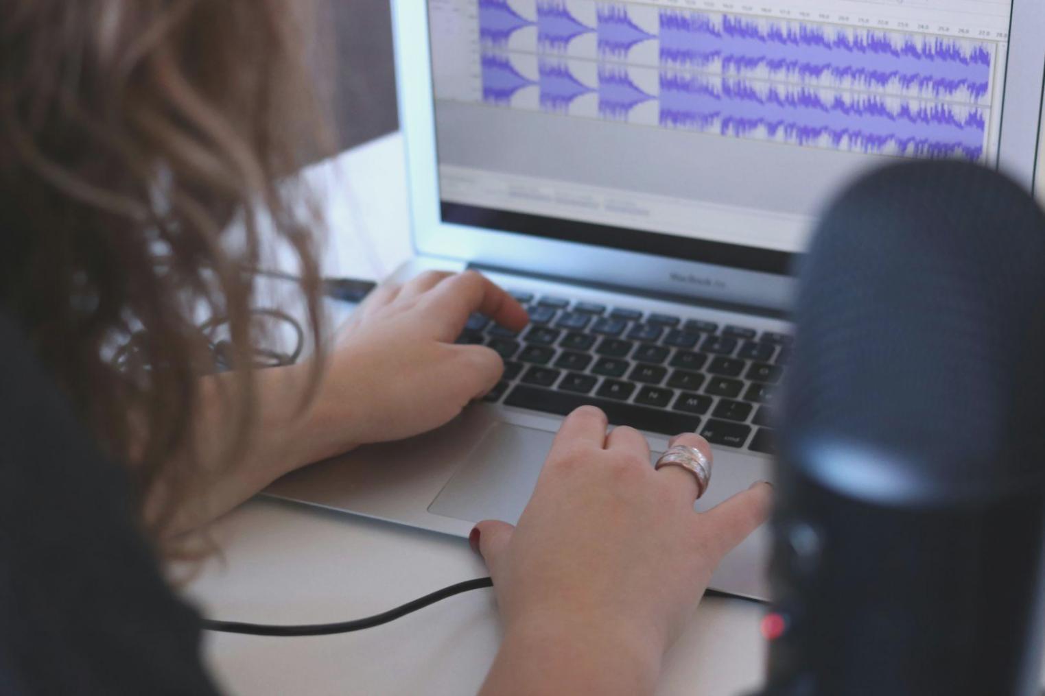Teilnehmer analysiert Marktdaten am Computer während des Lernprogramms